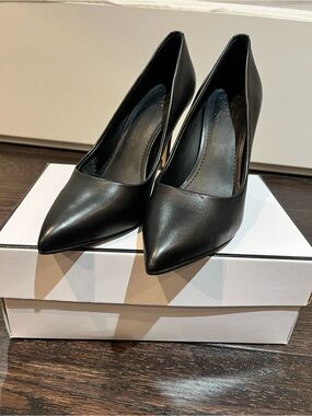 Black Pointed-Toe GUESS Women's Pumps - 5.5
